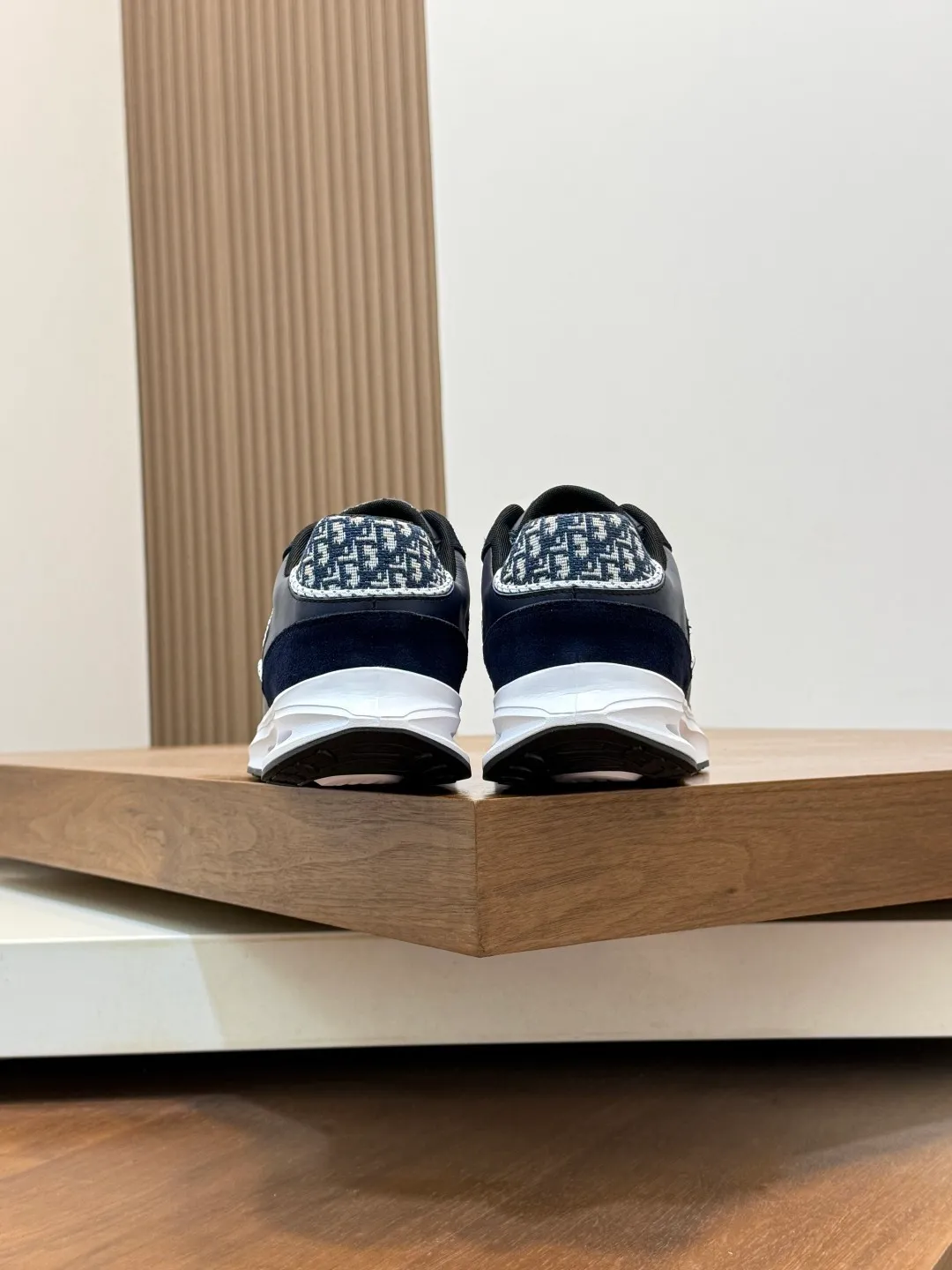 💰800 Dior's latest men's fashion sneakers. This item draws inspiration from retro jogging shoes. Featuring a thick, low-top design, it features a mesh fabric upper and an ultra-light rubber foam sole. The side is decorated with an embossed "Di~r" logo. Code number: 39-44 (order 38, 45, 46)